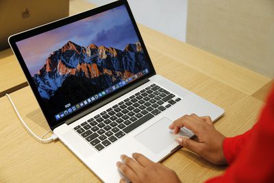 Technická podpora pomocí trackpadu na MacBooku