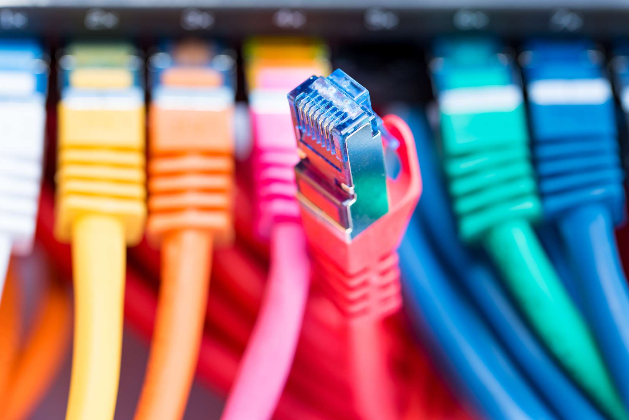 Ethernetové kabely v každé barvě