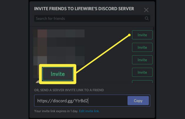 Screenshot, jak pozvat přátele na nový server Discord.