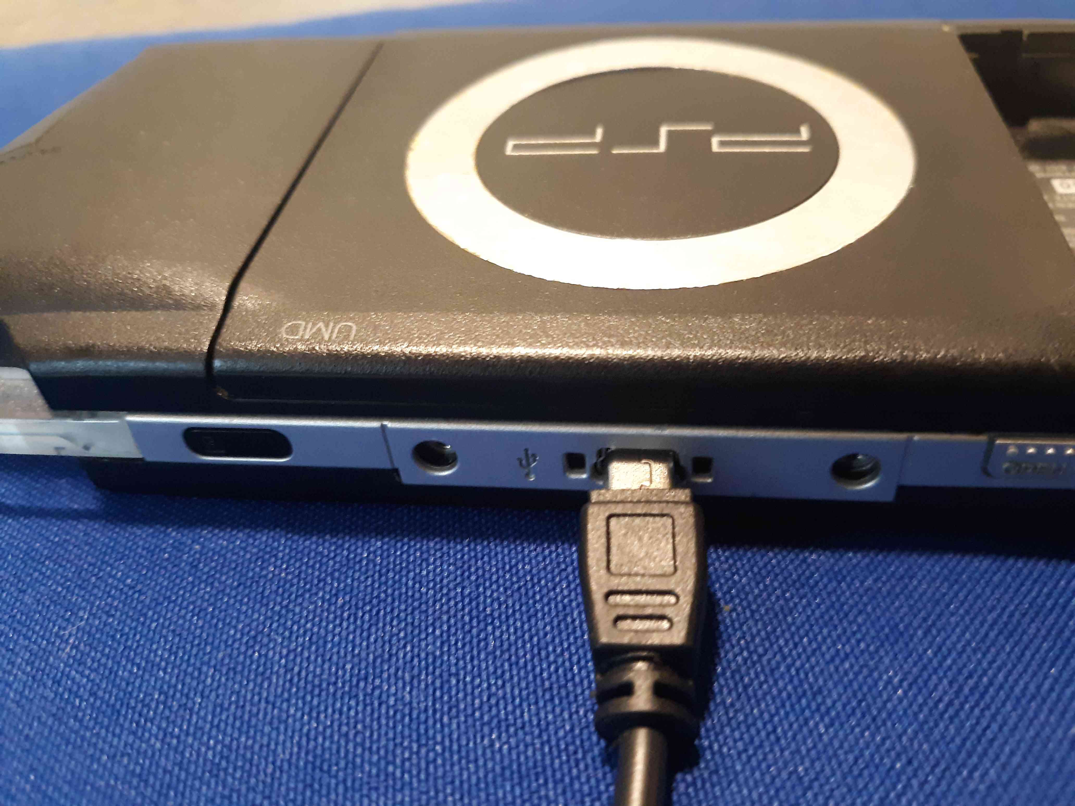 USB mini-B konektor zapojený do PSP