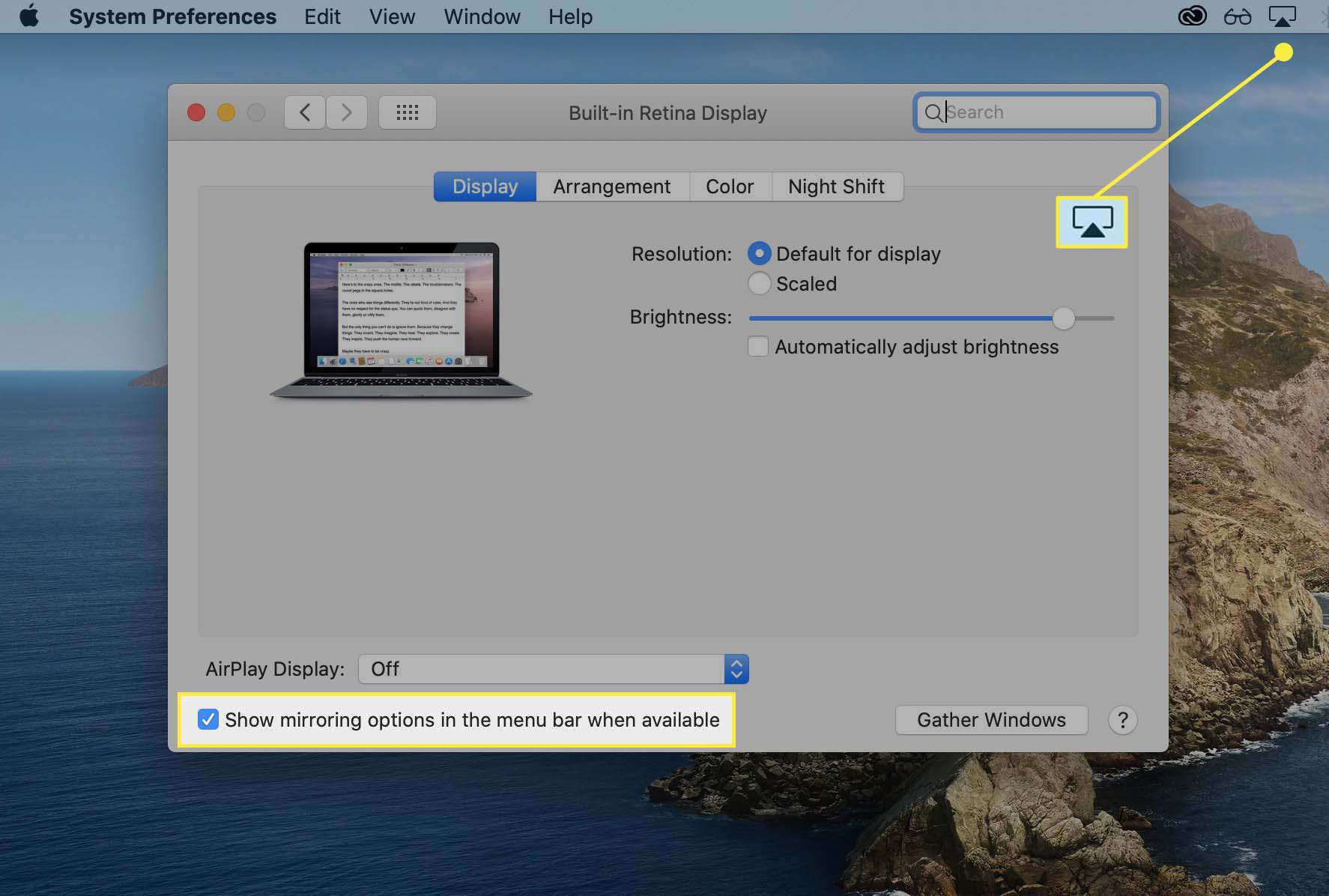 Ikona AirPlay na řádku nabídek a zaškrtávací políčko zrcadlení zvýrazněné v části Zobrazuje systémové předvolby v systému macOS.