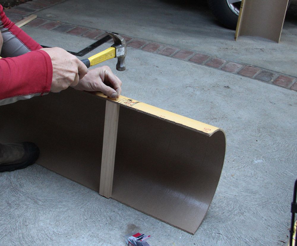 Přidání montážních konzol do betonové tvarové trubky.
