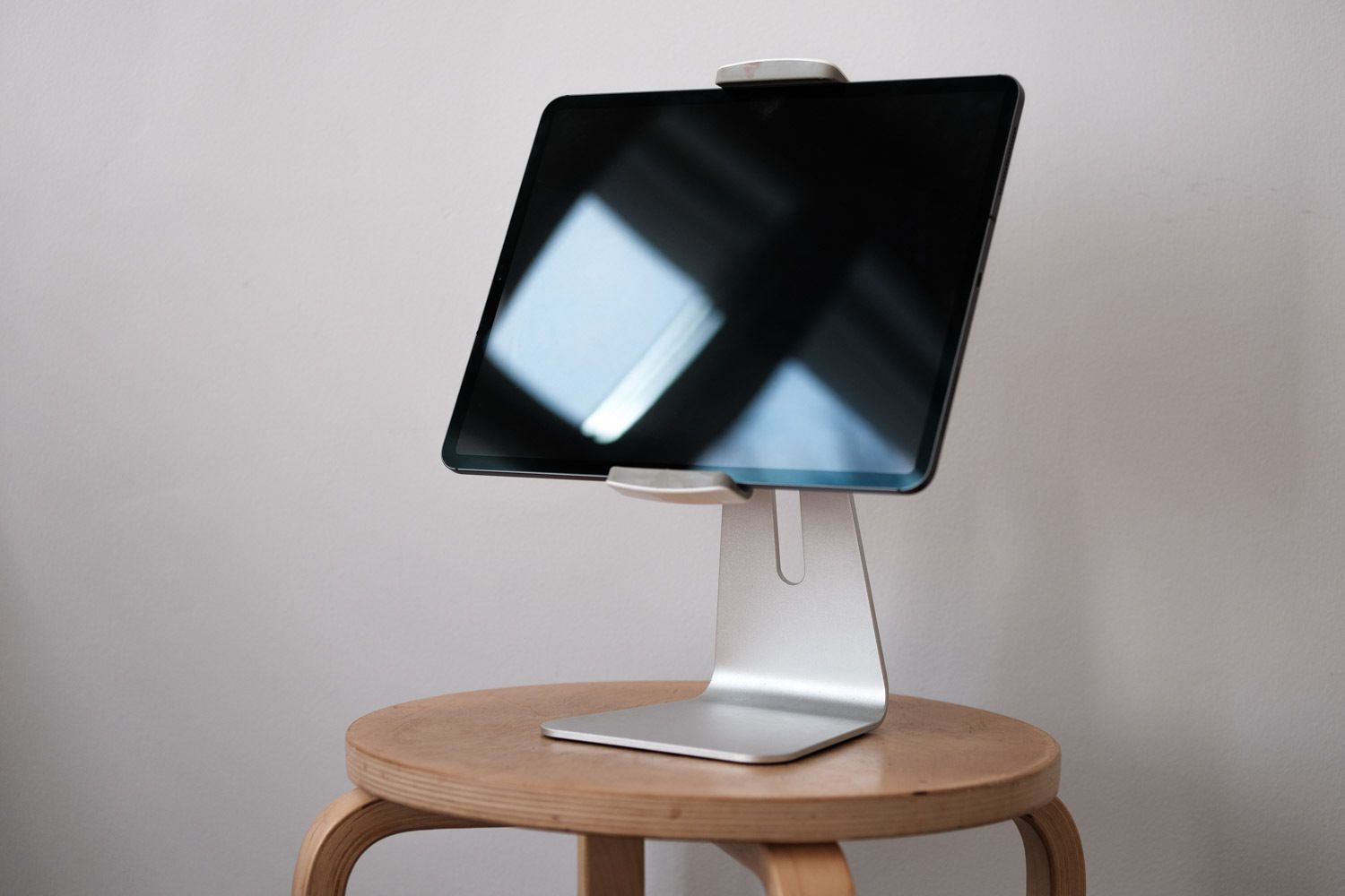 iPad držený ve stojanu iPad Pro od společnosti AboveTech / Viozon a položený na stoličce