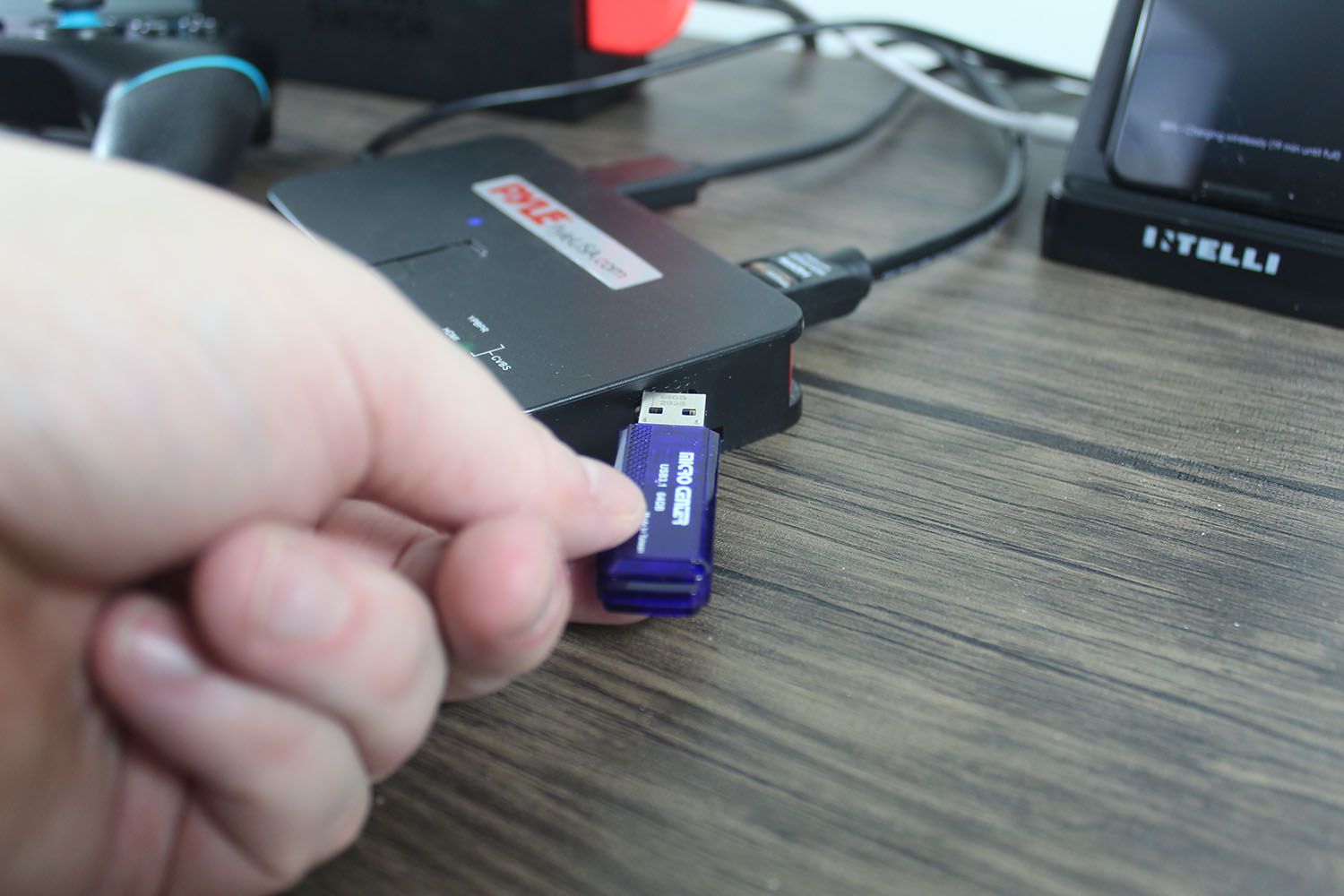 Připojení jednotky USB flash ke snímacímu zařízení.