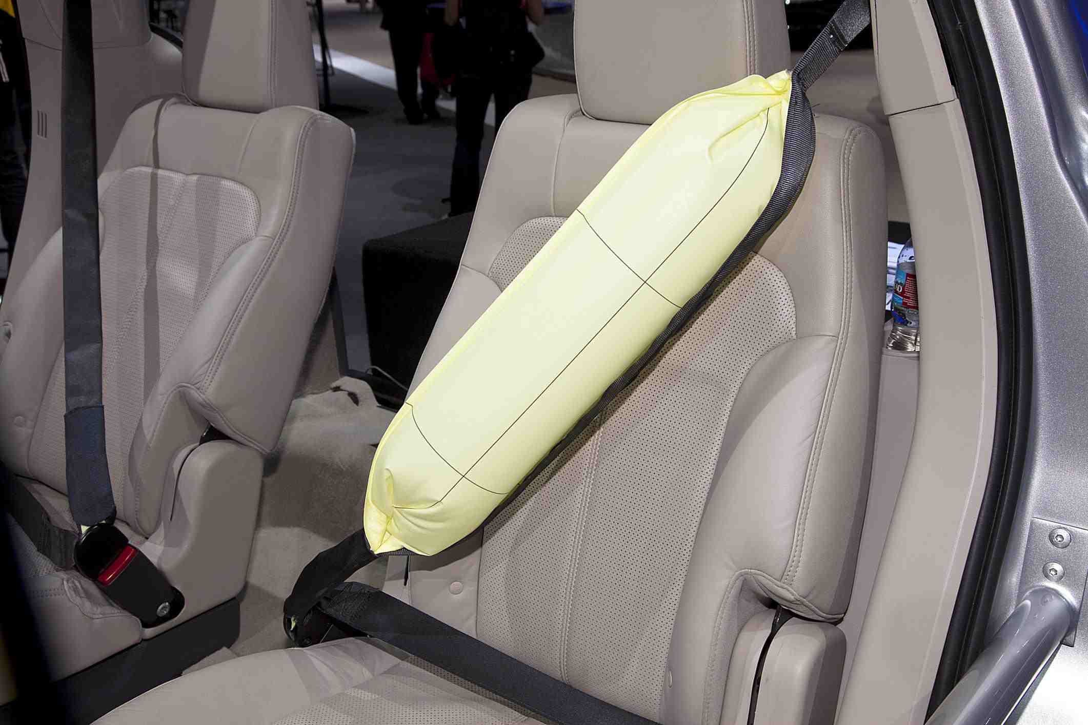 nafouknutý airbag bezpečnostního pásu