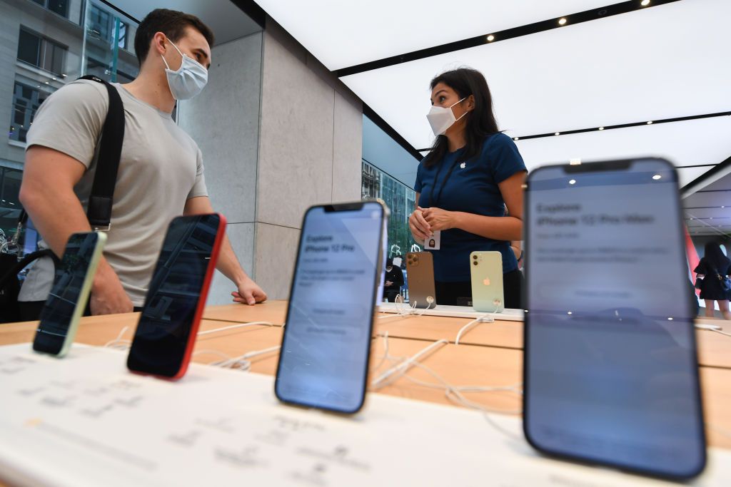 Zákazníci, kteří si prohlížejí nové produkty v prodeji v Apple Store na George Street 13. listopadu 2020 v australském Sydney