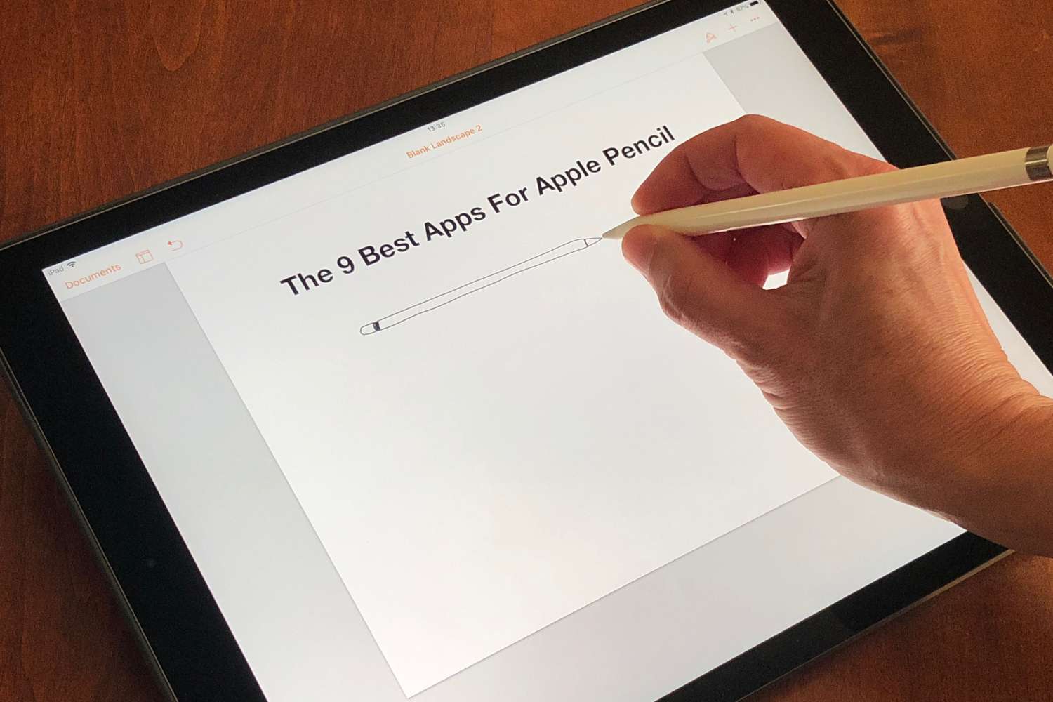 Fotografie Apple Pencil, která se používá ke kreslení na iPadu Pro