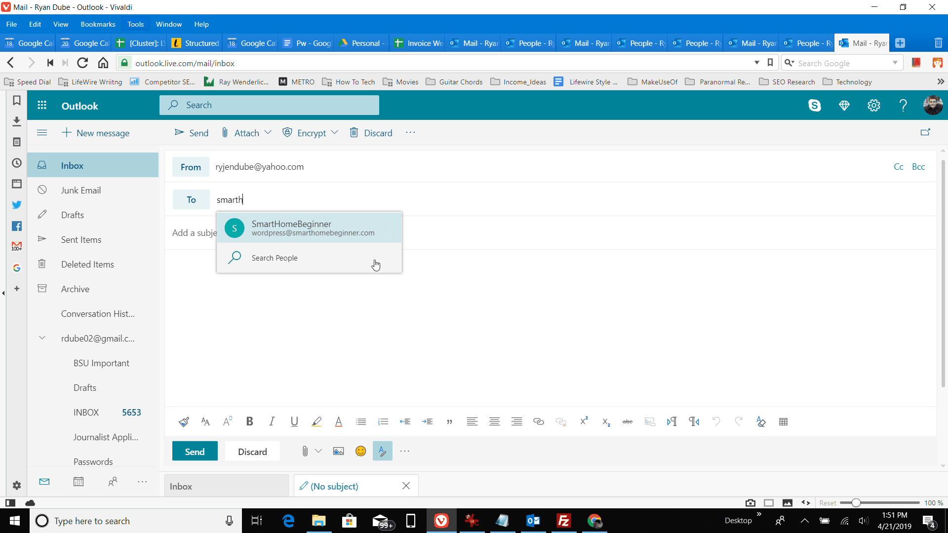 Snímek obrazovky s použitím pole Komu na Outlook.com k vyhledání kontaktů