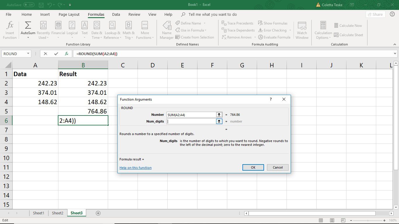Snímek obrazovky ukazující, jak kombinovat funkce ROUND a SUM v aplikaci Excel