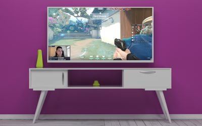 Stream Twitch hrající v televizi ve fialové místnosti.