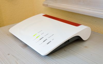 Bílý router na stole v domácnosti