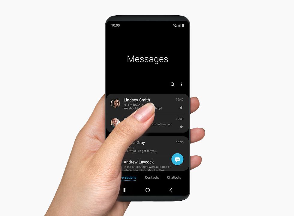 Ruční použití jednoho uživatelského rozhraní na telefonu Samsung zobrazující oblast interakce a oblast zobrazení.