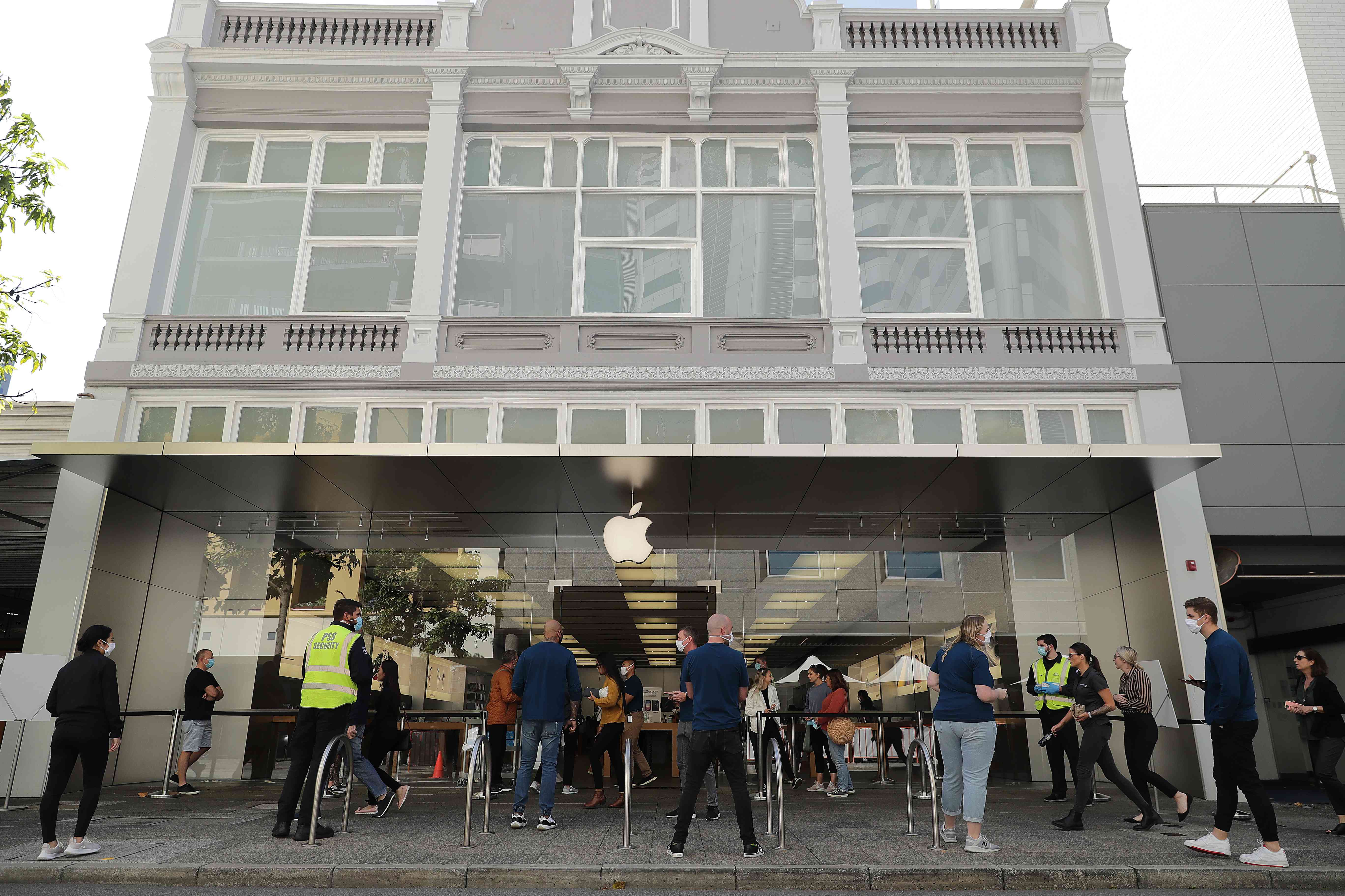 Zaměstnanci společnosti Apple kladou otázky na zdraví lidí, kteří vstupují do obchodu Apple v CBD v Perthu