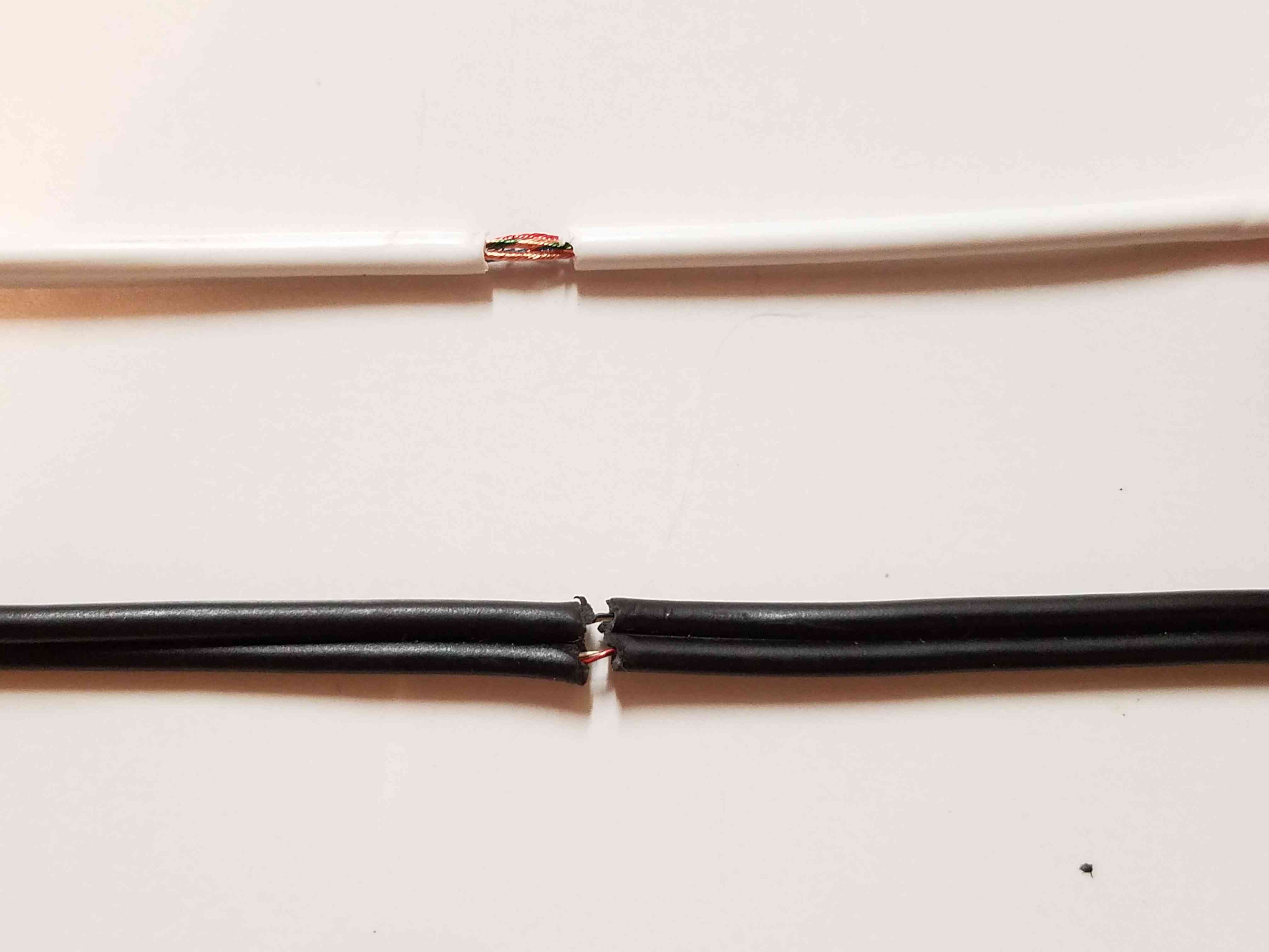 Opatrně odizolujte izolaci kabelu pomocí odizolovacích drátů nebo nože, abyste odhalili zlomený vodič.