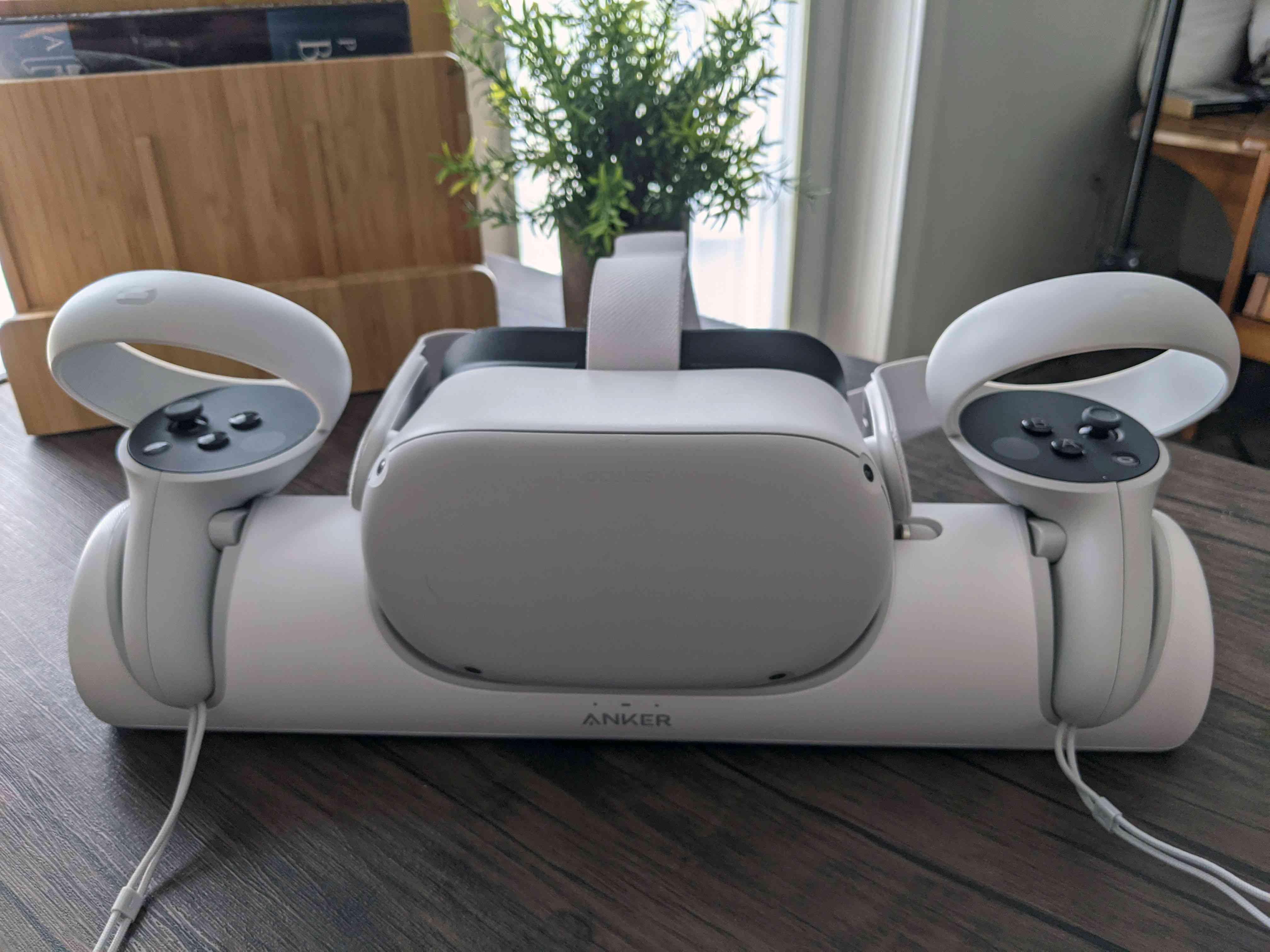 Ovladače Oculus Quest 2 a nabíjení náhlavní soupravy v doku Anker.