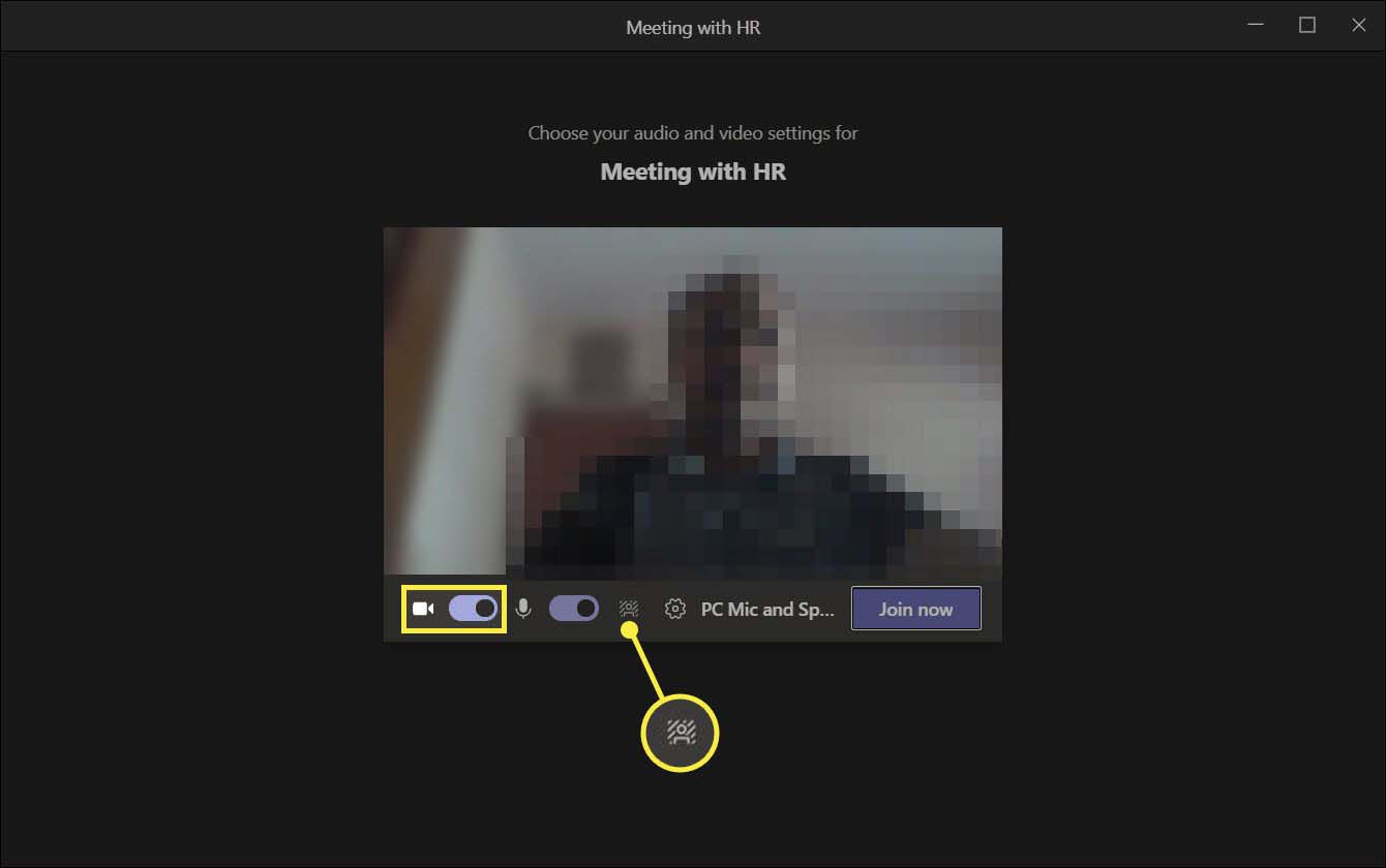V Microsoft Teams je zvýrazněn přepínač Povolit kameru a tlačítko Pozadí.