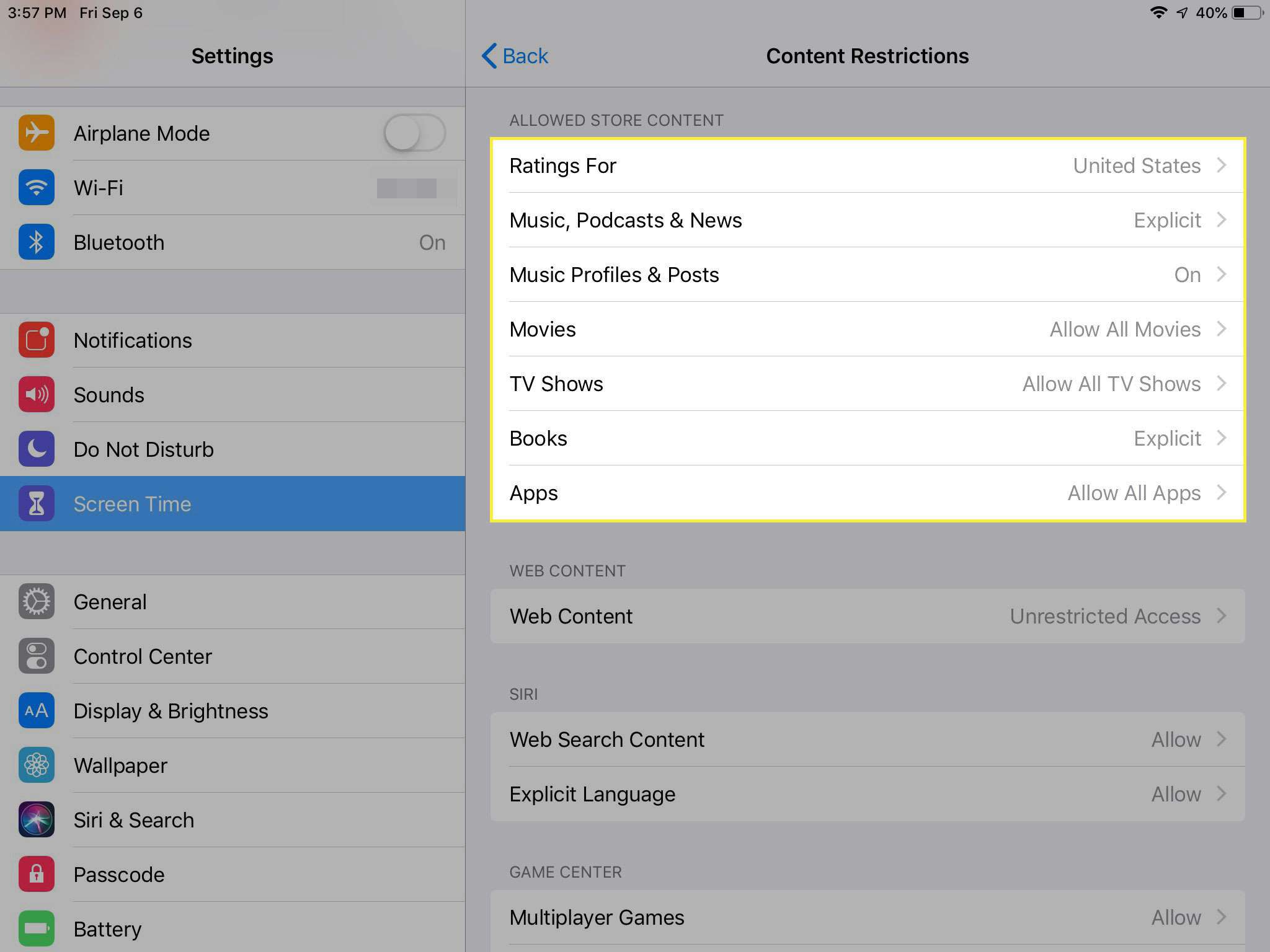Snímek obrazovky s nastavením omezení obsahu na iPadu se zvýrazněnou částí Povolený obsah v obchodu