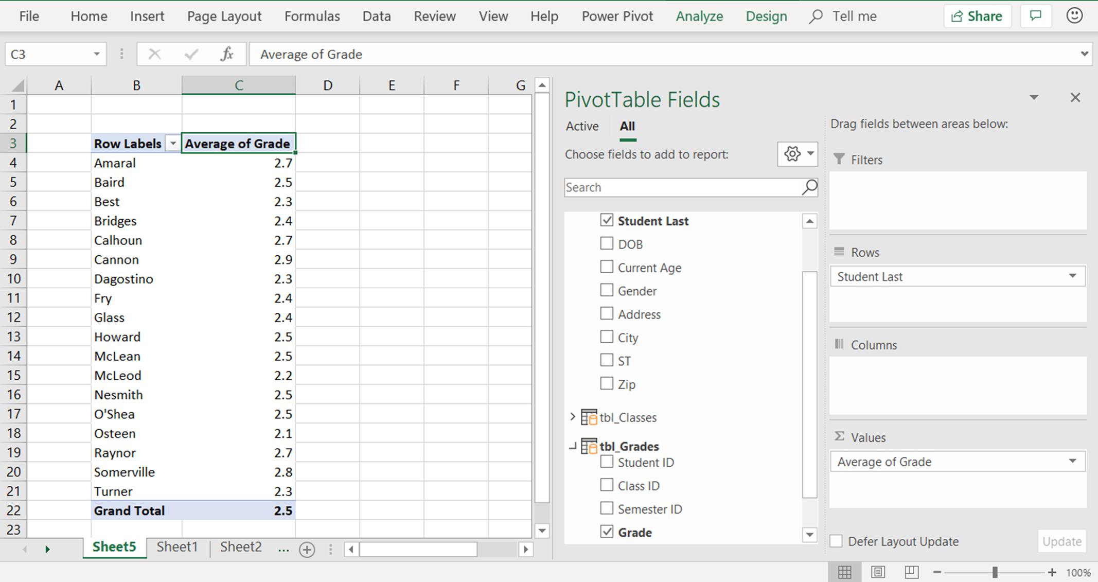 Snímek obrazovky ukazující, jak vybrat data pro použití v kontingenční tabulce v PowerPivot Excel