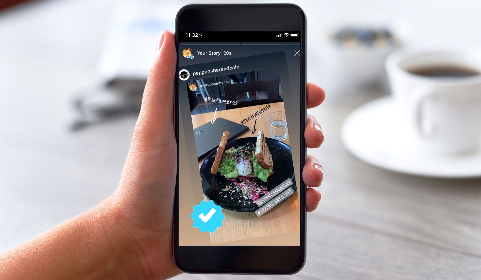 Žena, která sdílí příběh Instagramu s aplikací Instagram Instagram v kavárně.