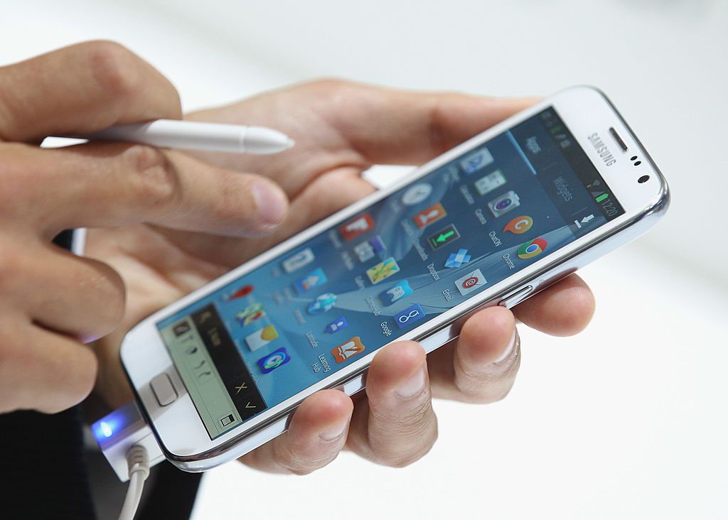 Osoba používající telefon Samsung s dotykovým perem
