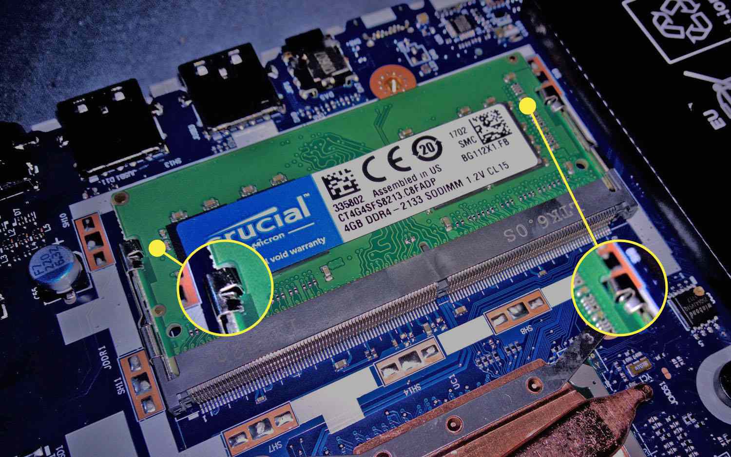 Klipy, které drží DIMM na základní desce notebooku.
