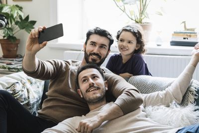 Rodina pořizování selfie se smartphonem
