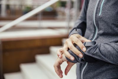 Osoba používající Siri na Apple Watch