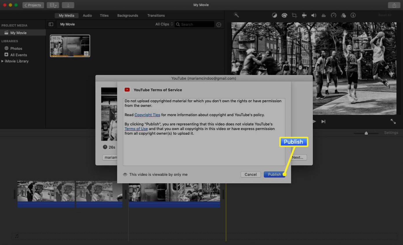 iMovie s upozorněním na nahrávání na YouTube a se zvýrazněným tlačítkem Publikovat.