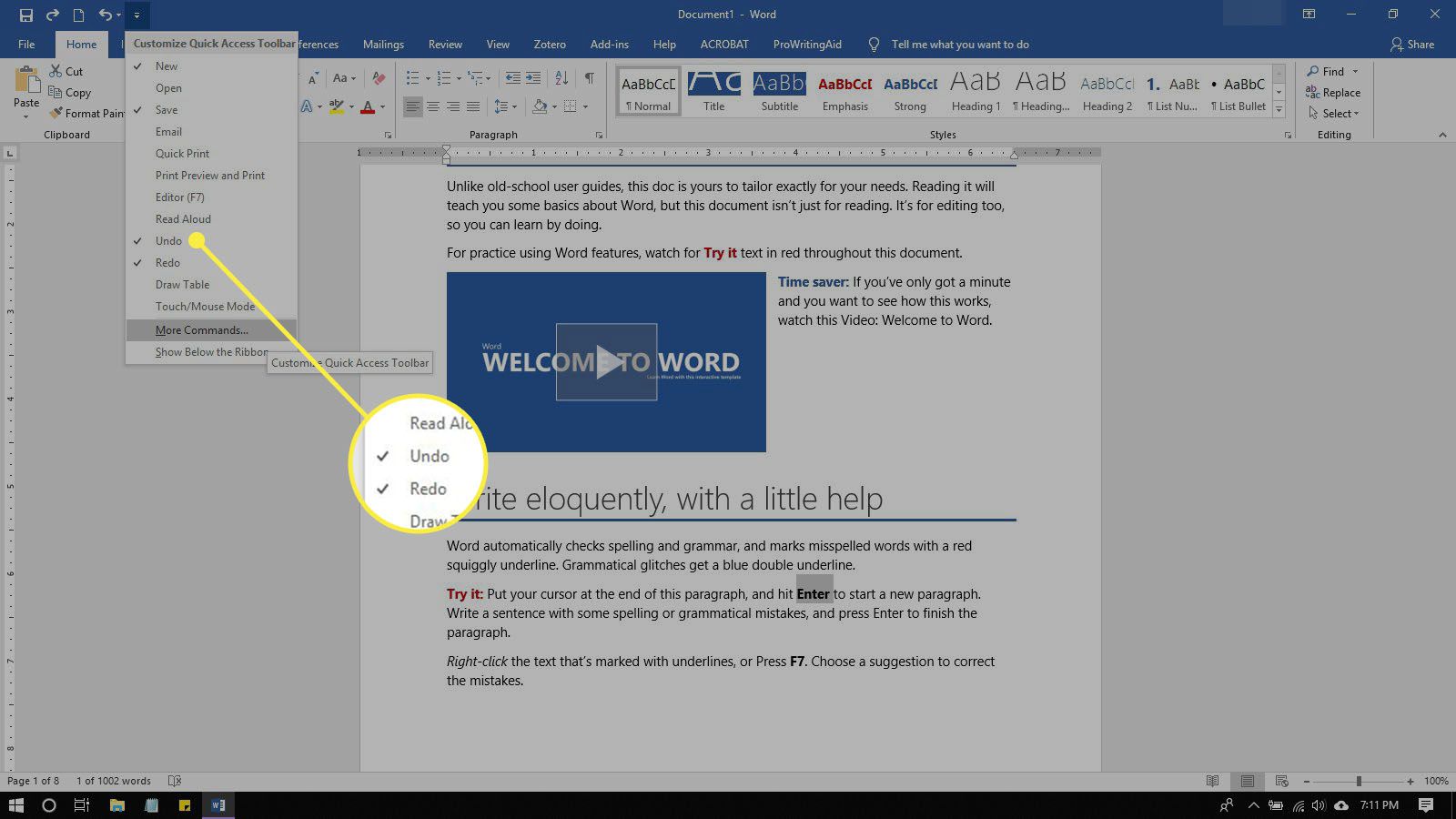 Microsoft Word zobrazující rozevírací nabídku pro přizpůsobení panelu nástrojů Rychlý přístup.