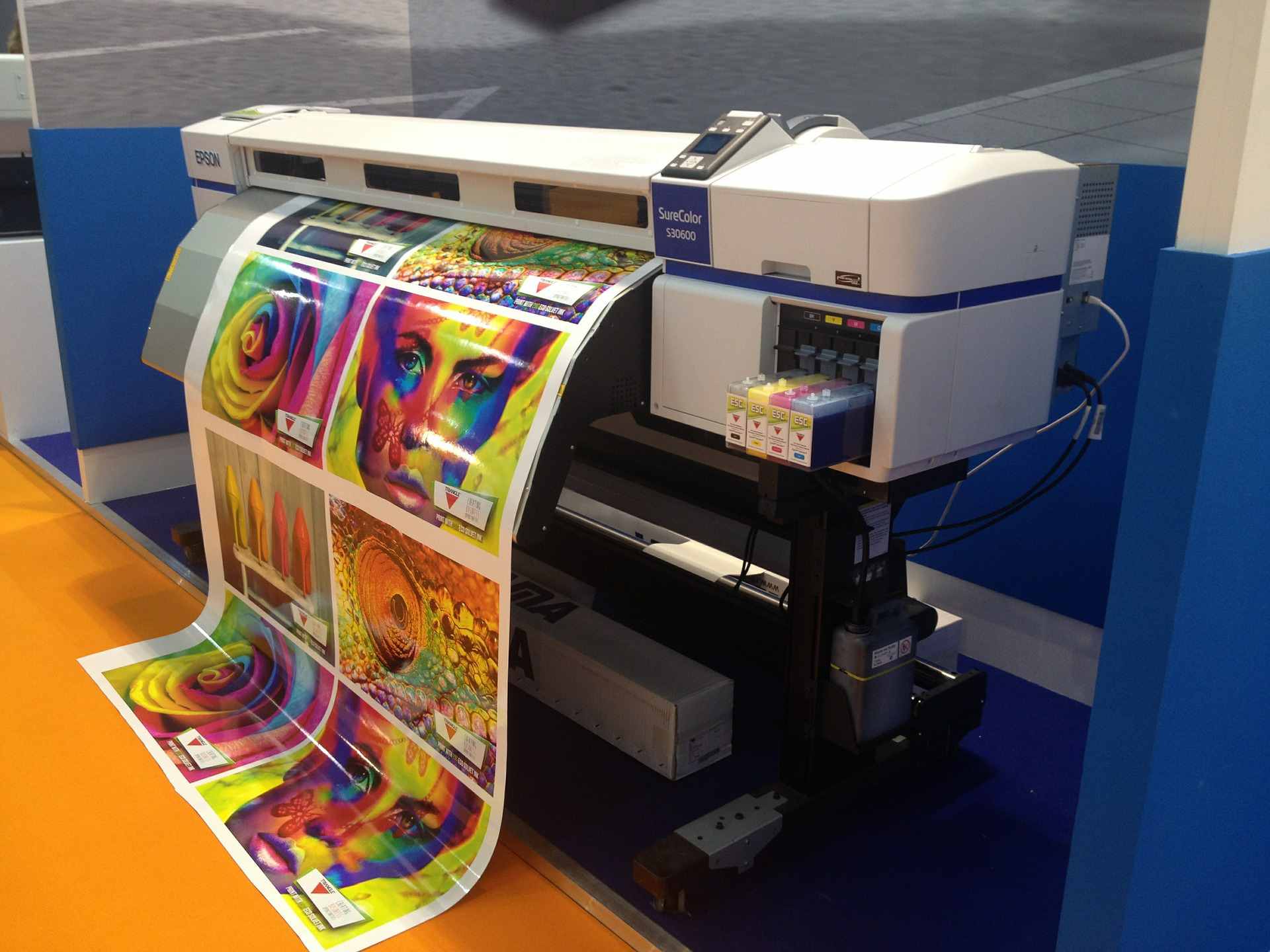 Velká komerční inkoustová tiskárna tiskající komiksy