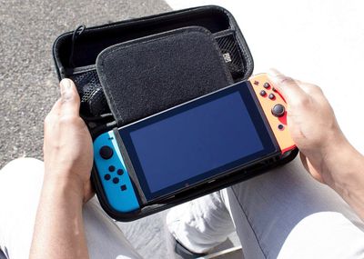 Muž, který držel Nintendo Switch v pouzdře