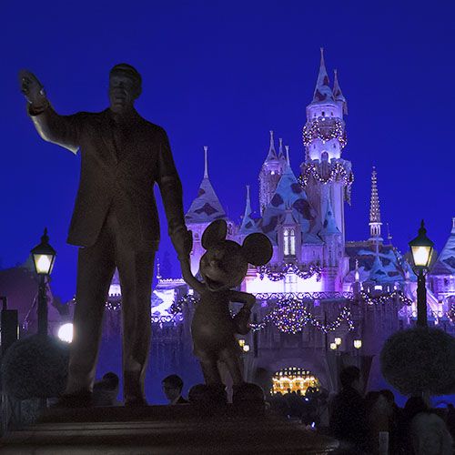 Popelčin hrad, socha přátel v Disneylandu v noci