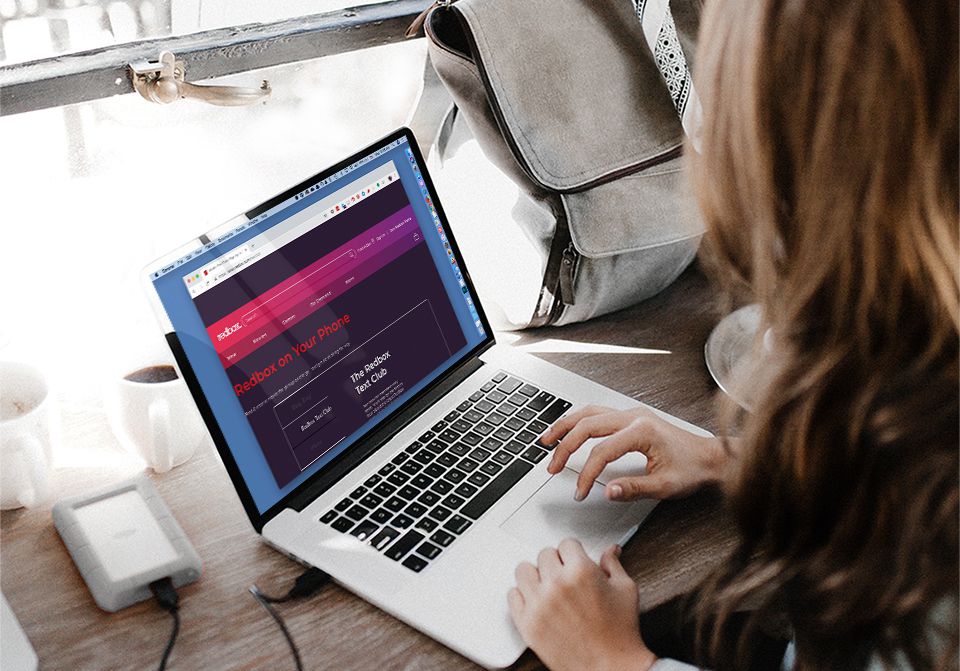 Žena používající web Redbox na MacBooku