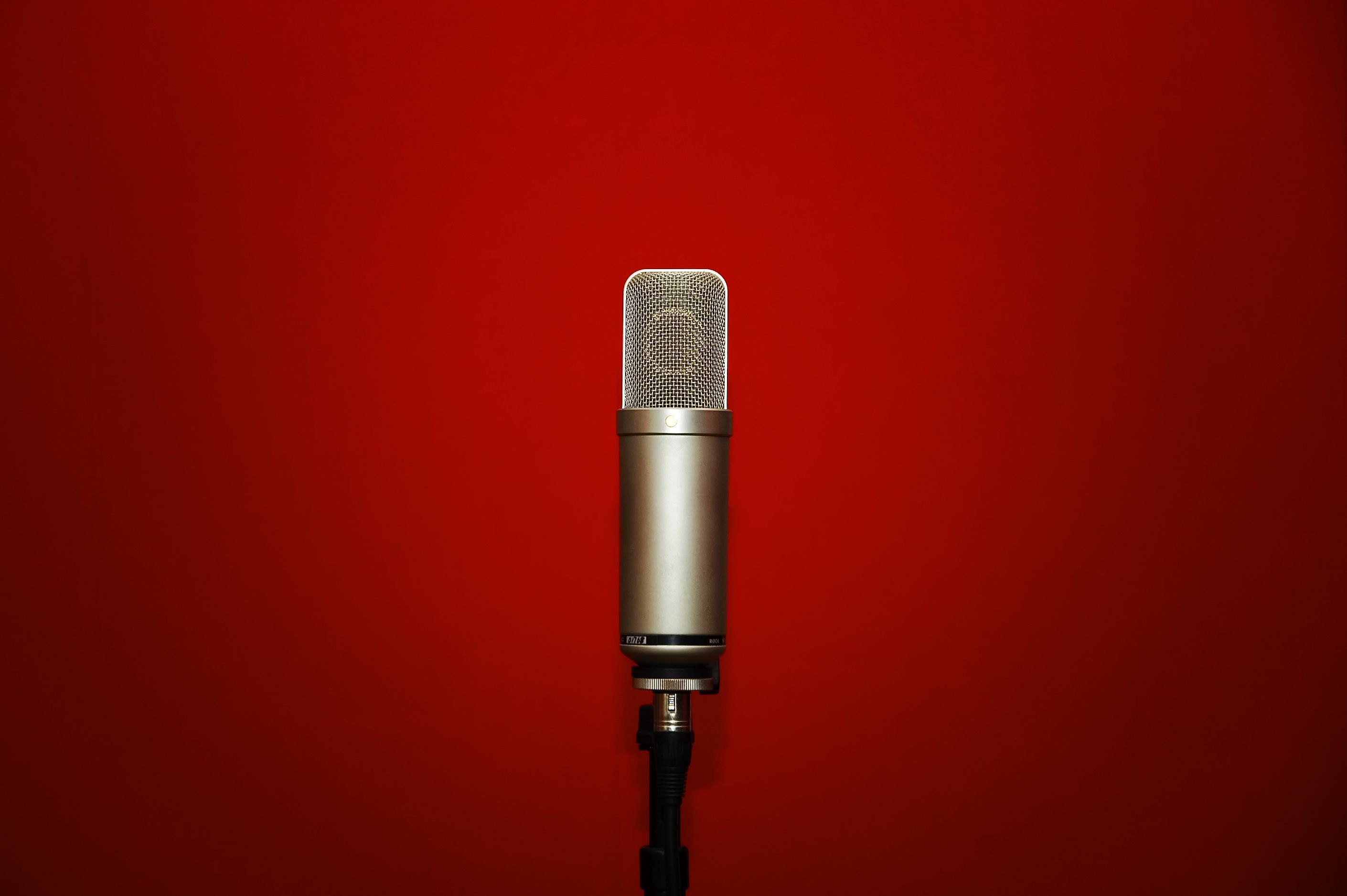 Mikrofon s červeným pozadím