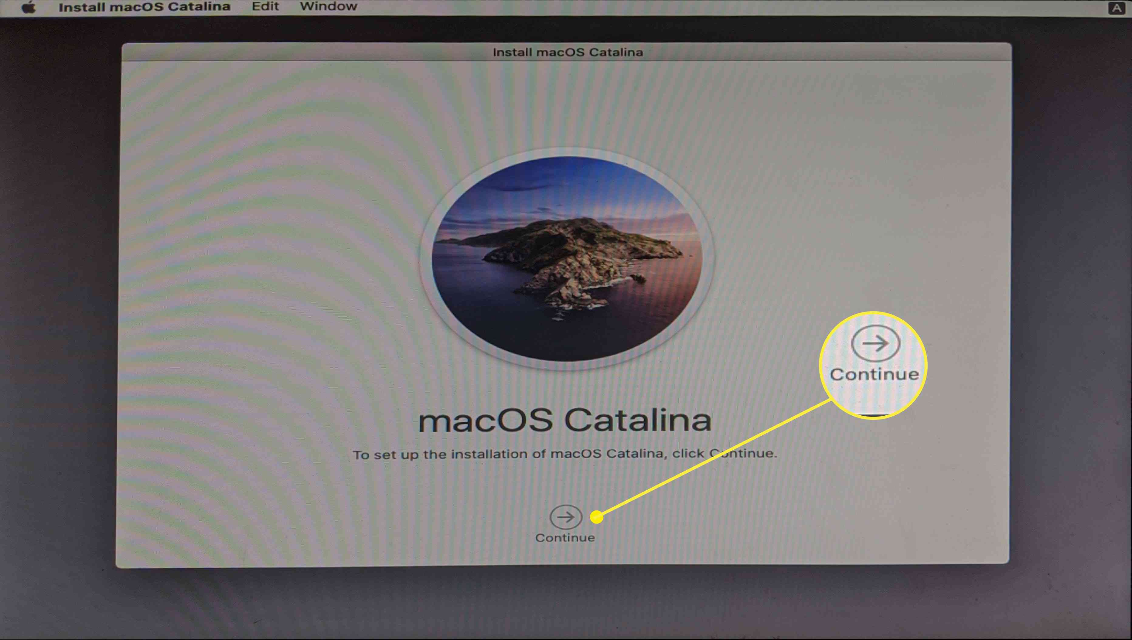 Instalační obrazovka macOS Catalina na počítači Hackintosh.