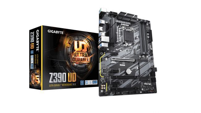 Záběr produktu základní desky a krabice Gigabyte Z390 UD