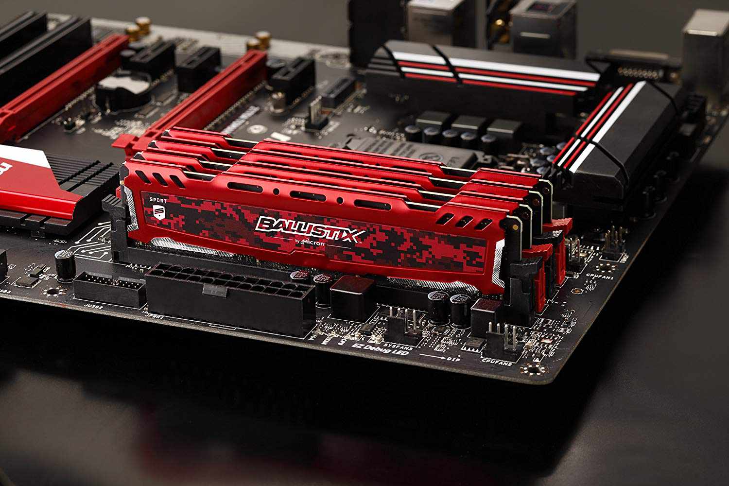 Crucial Ballistix Sport LT 2400 MHz DDR4 DRAM zasunutý do základní desky