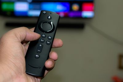 Osoba, která má dálkový ovladač Amazon Firestick.