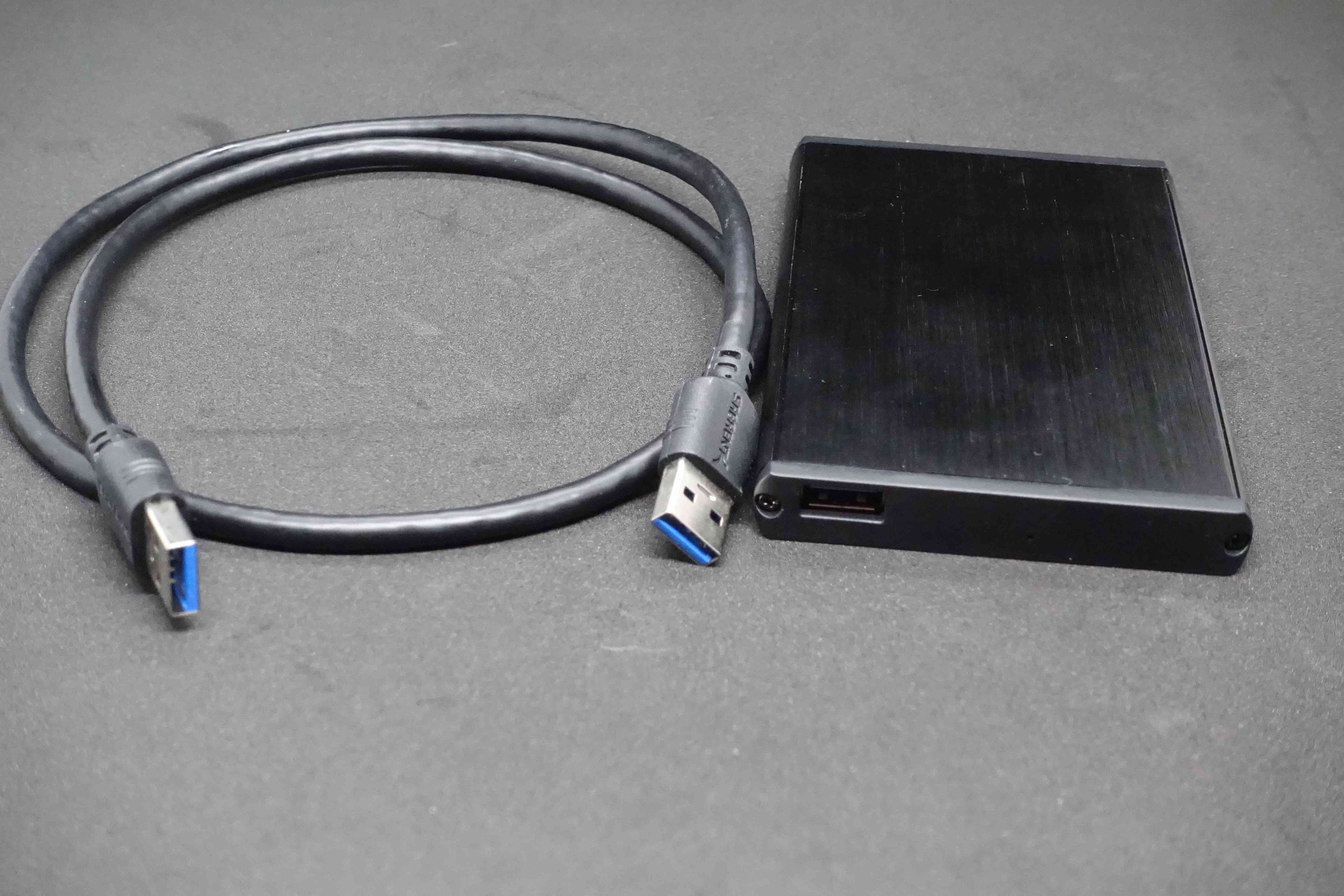 Externí pevný disk s kabelem USB.