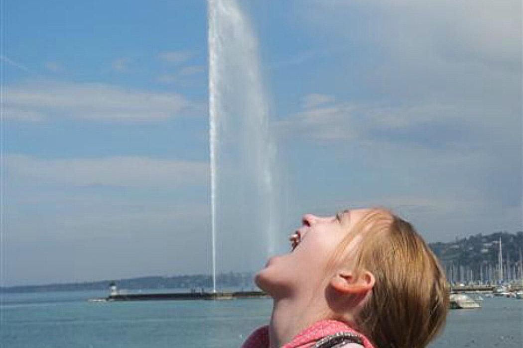 Zdá se, že dívka pije z fontány v přístavu