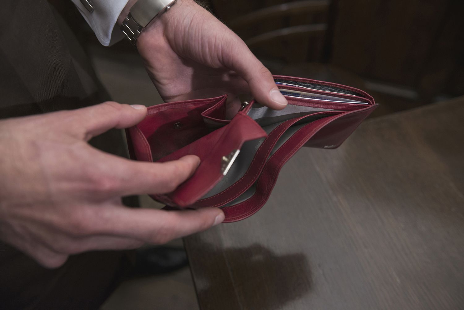 Mužské ruce prázdnou peněženku