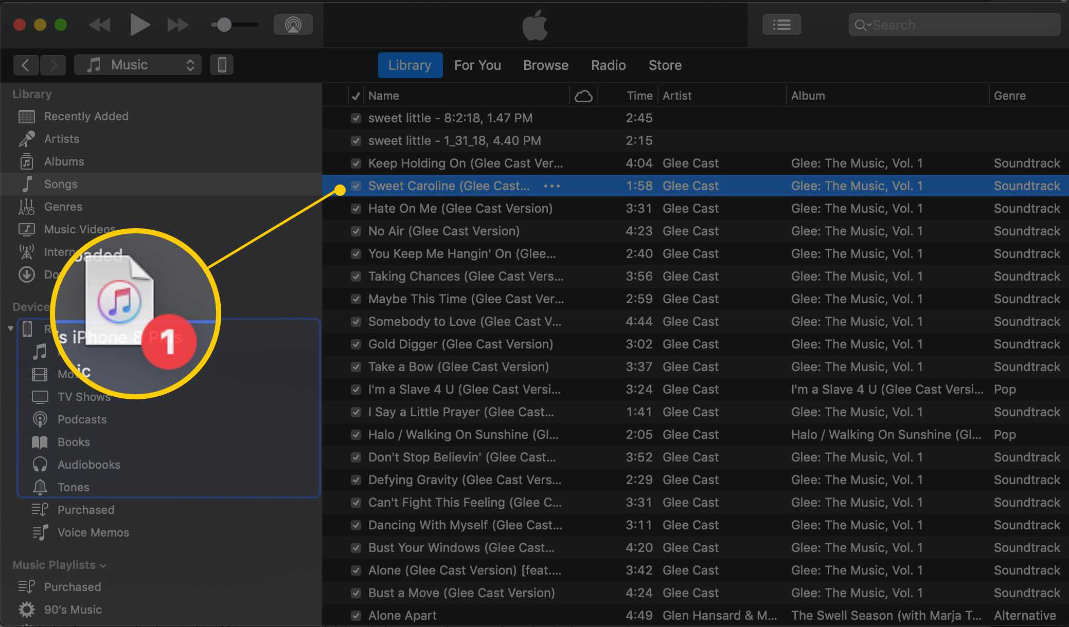 Přetažení jedné stopy z okna skladby iTunes na ikonu iPhone v levém podokně v systému MacOS iTunes