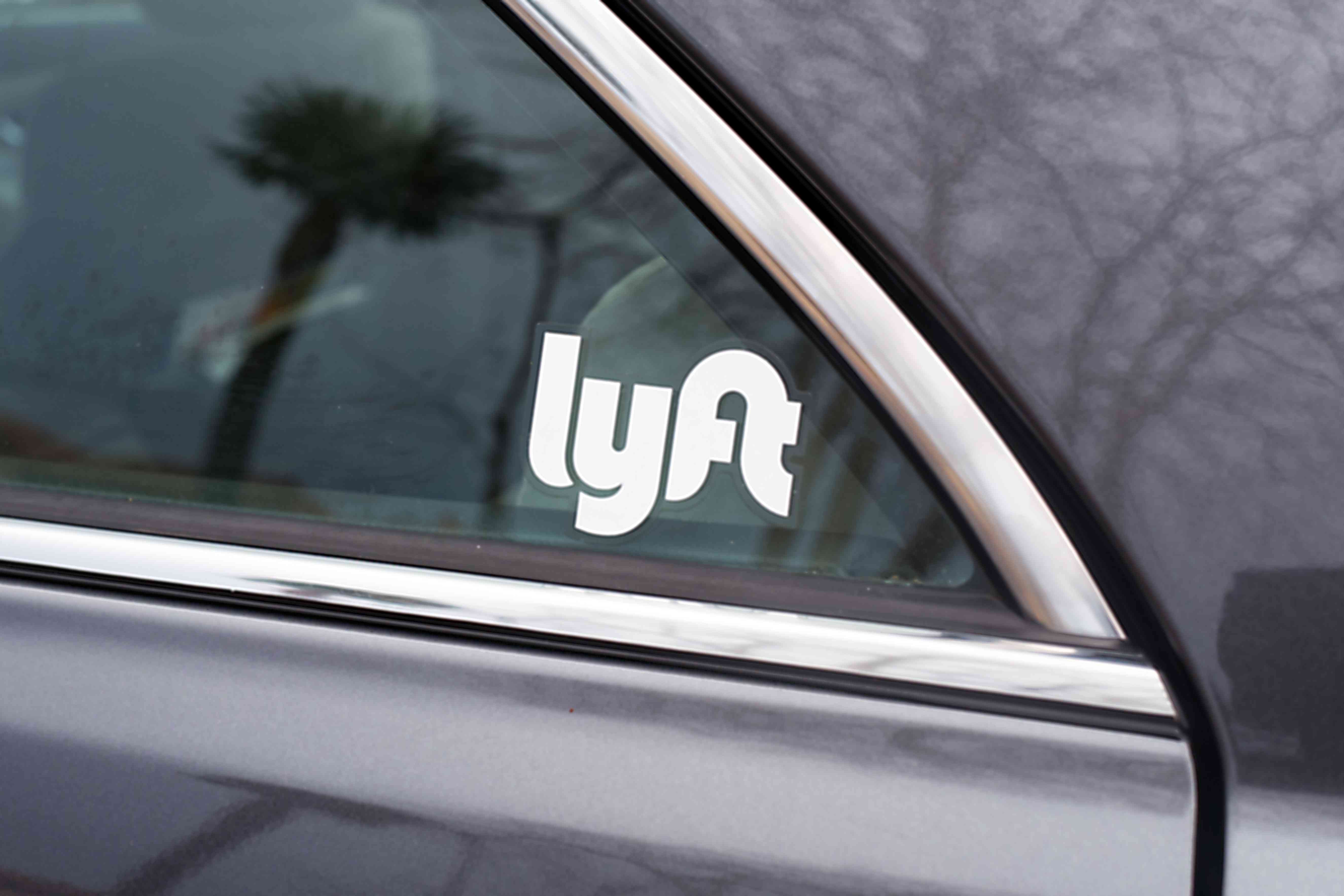 Auto s logem spolujízdy aplikace Lyft