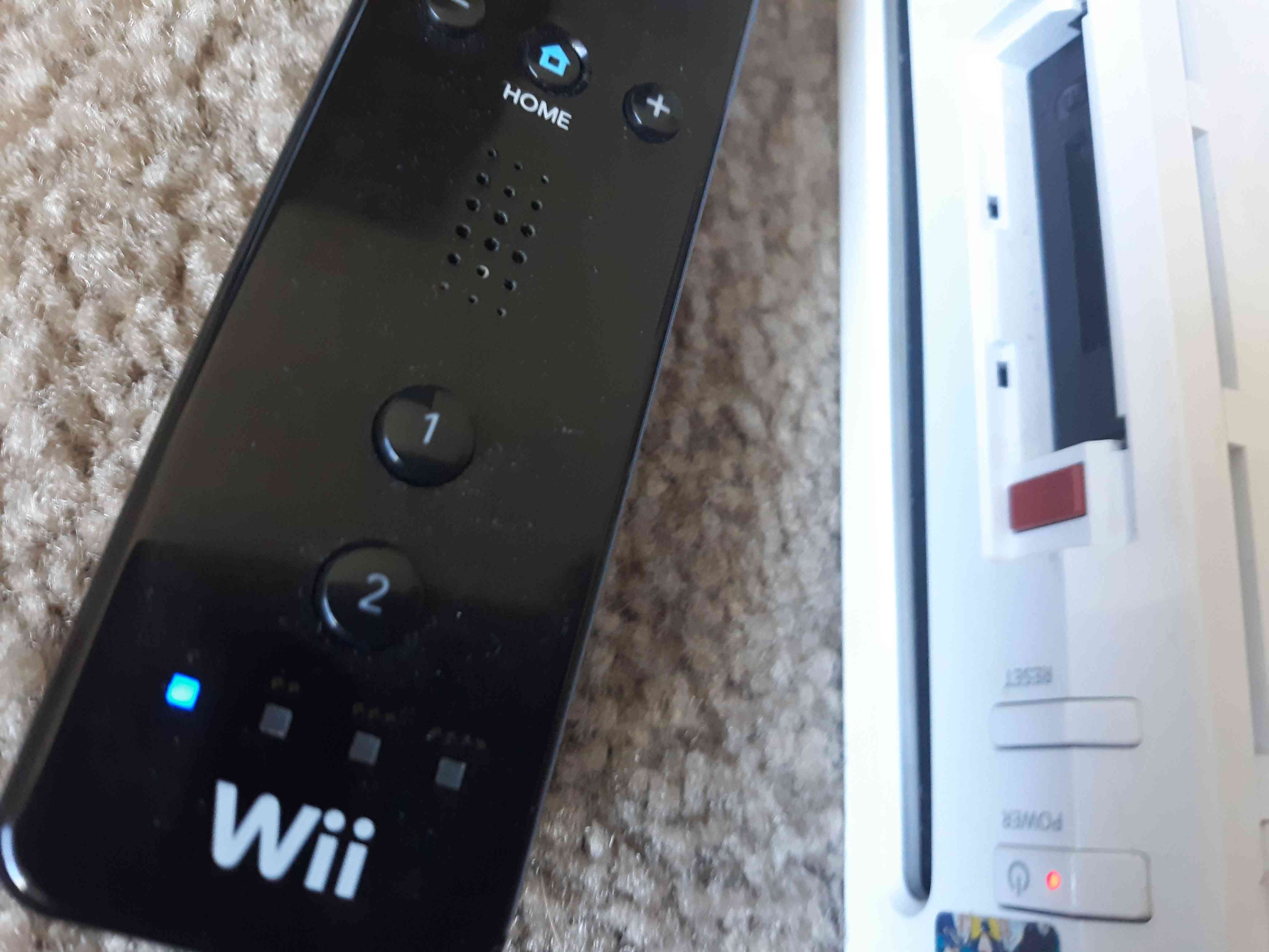 LED na dálkovém ovladači Wii bliká vedle červeného tlačítka synchronizace na Wii.