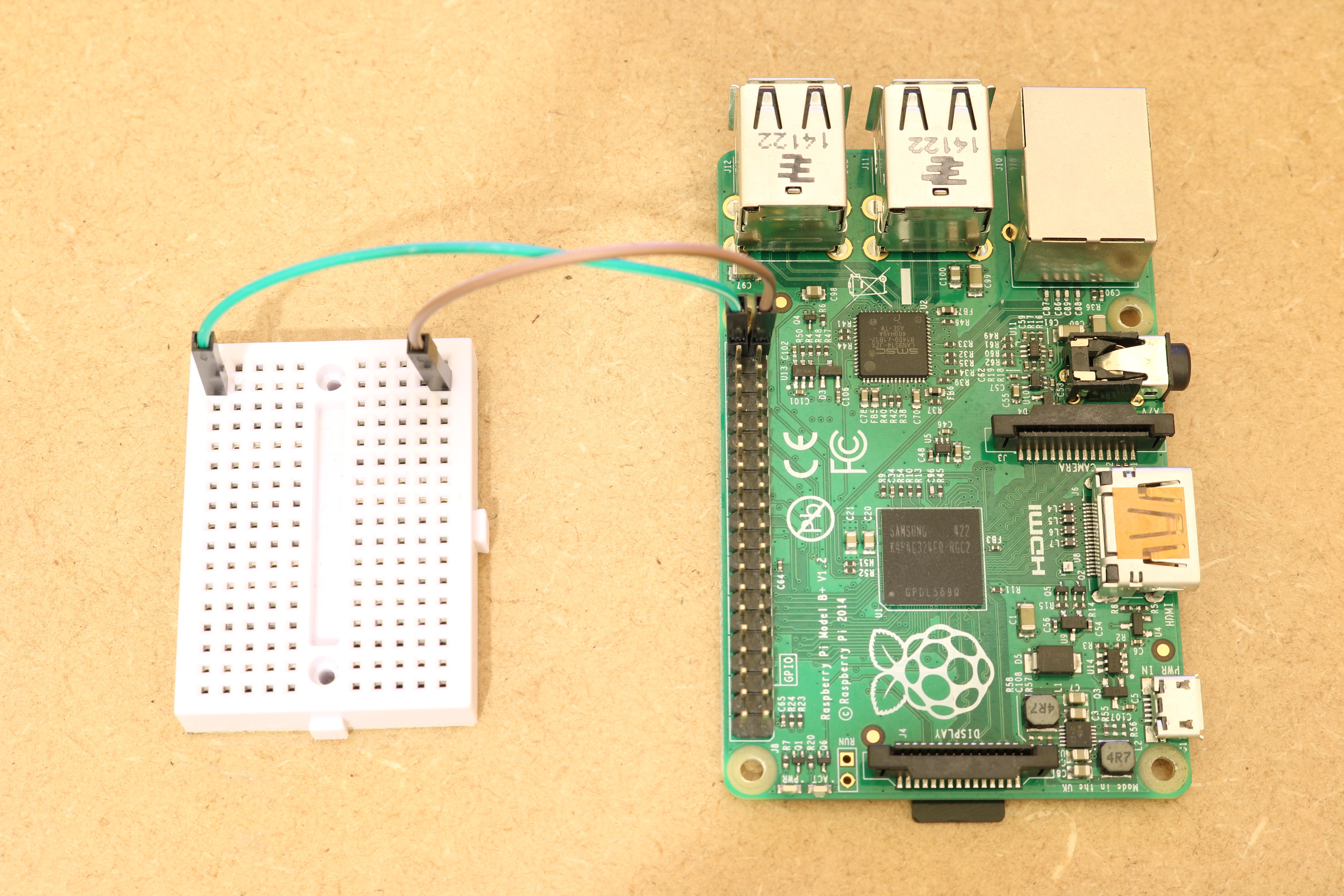 Připojení kolíků k prkénku GPIO Raspberry Pi