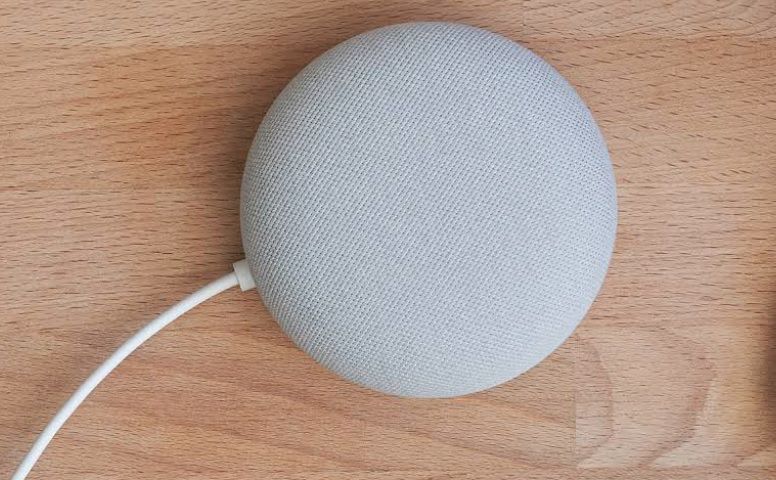 Google Nest Mini na stole.