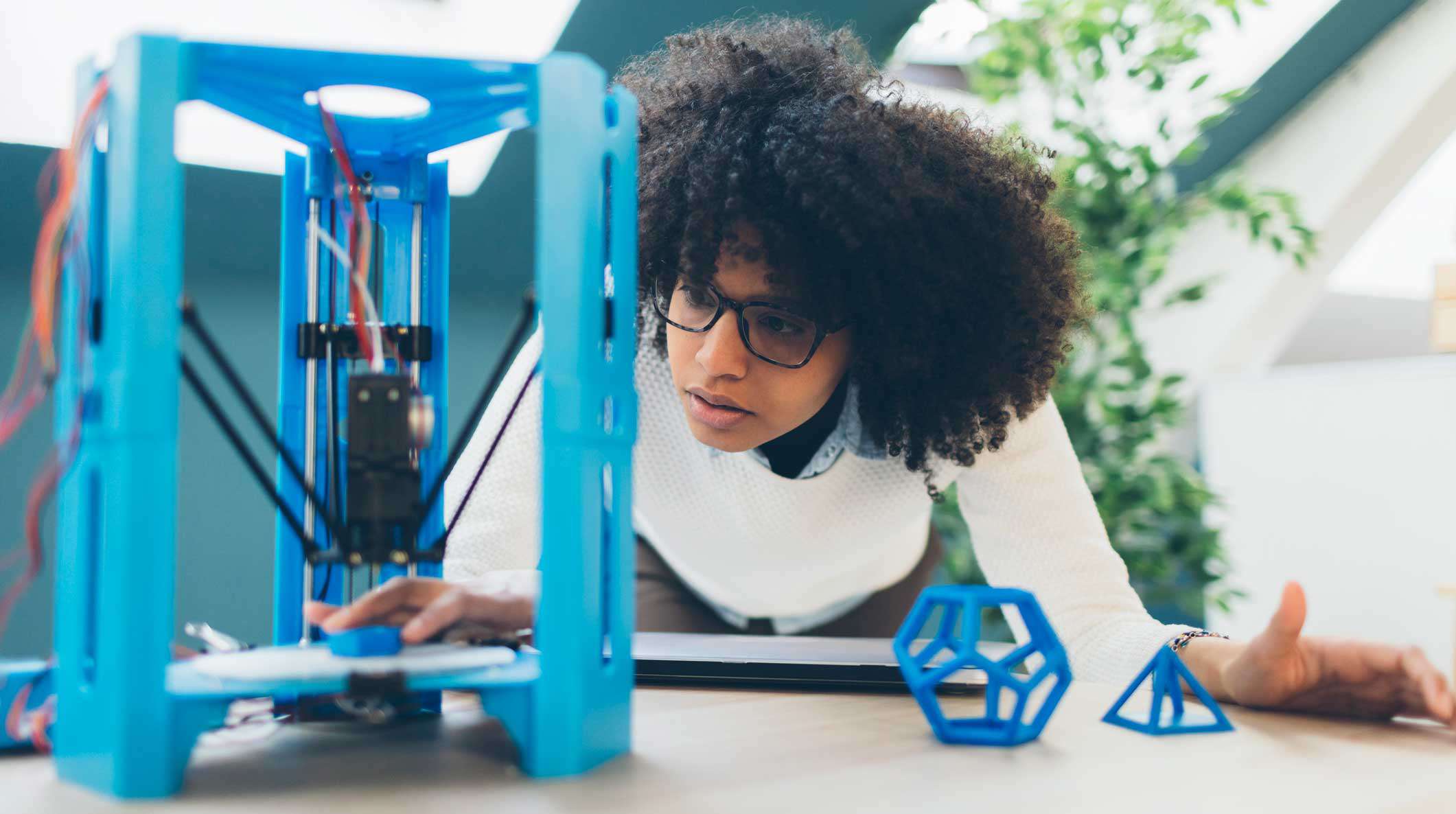 Tvůrce sledující 3D tiskárnu sestavuje součást