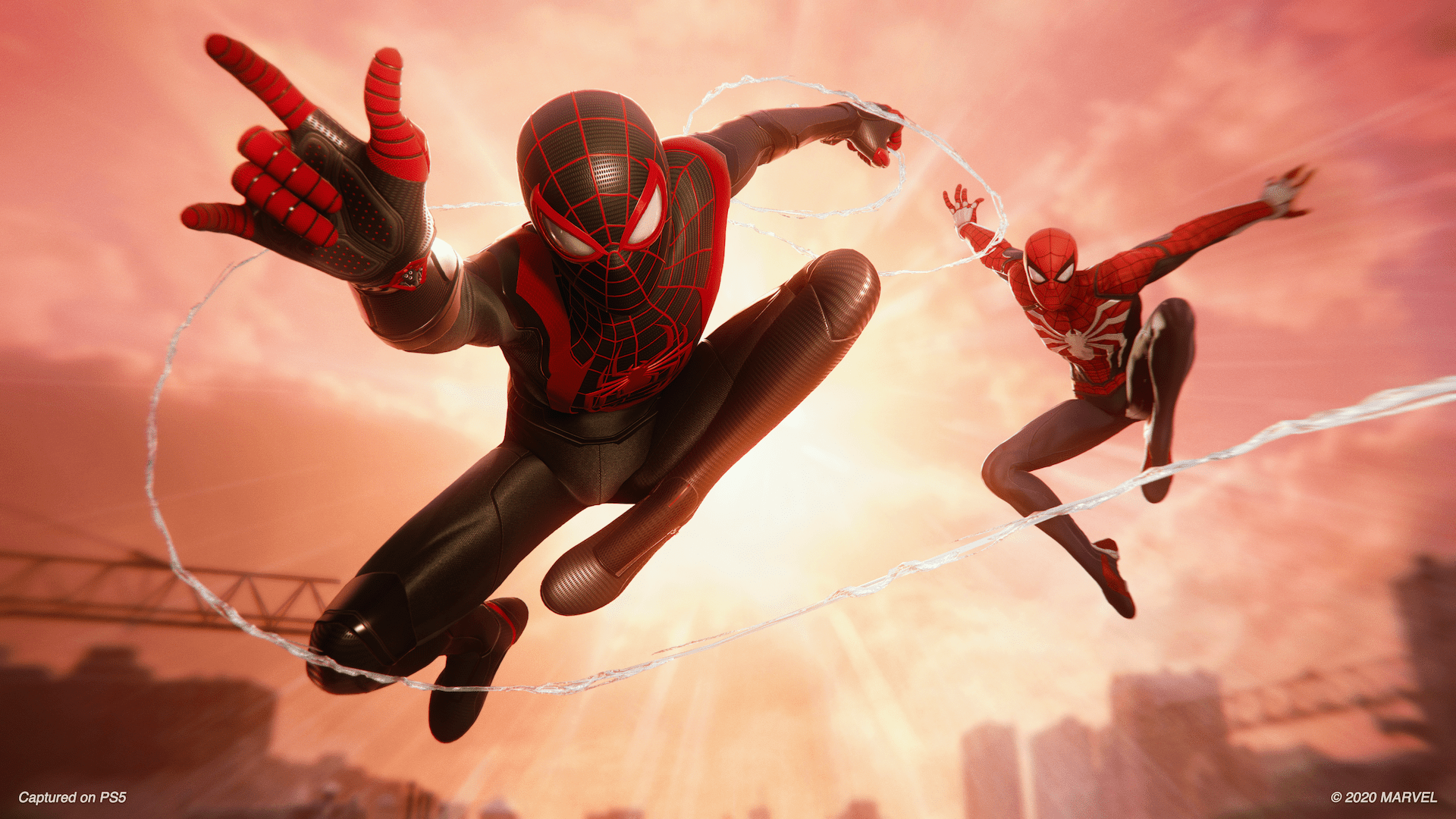 Miles Morales a Peter Parker se spolu houpají