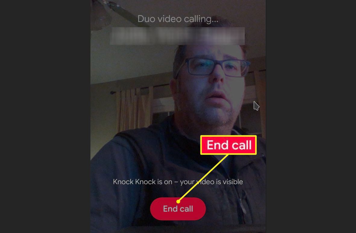 Tlačítko Ukončit hovor, které zavěsí hovor Duo