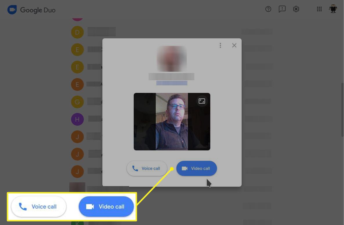 Obrazovka Google Duo zobrazující tlačítka hlasového hovoru a videohovoru